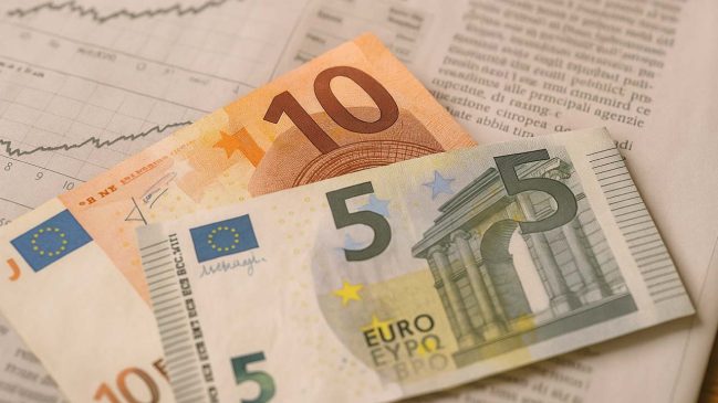 Banconote euro su giornale