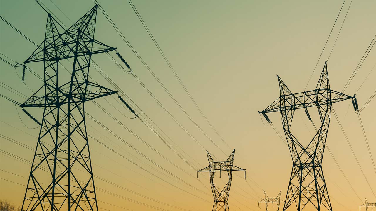 Tralicci elettrici al tramonto