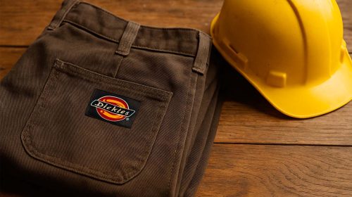 Pantaloni Dickies e Casco